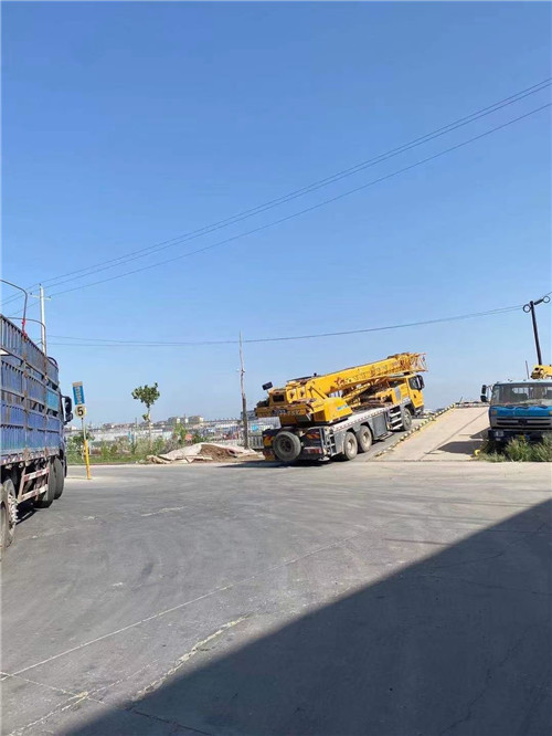 巴塘县25吨吊车的租赁价格大概是多少？