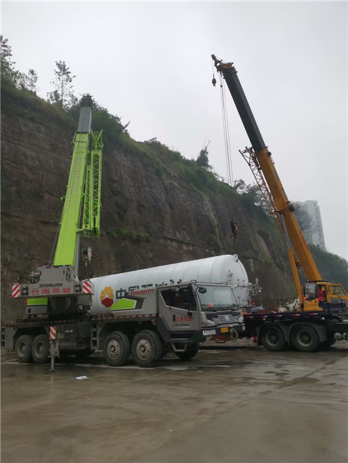 巴塘县“不怕风雨冻”—— 吊车的 “恶劣环境适应” 技术